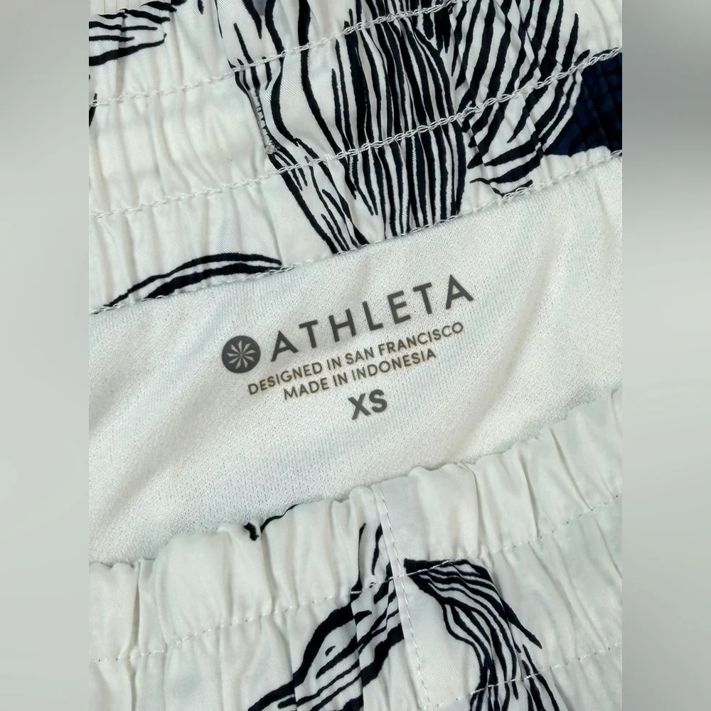 Athleta Print Racer Run Short in Floral Nouveau Size XS